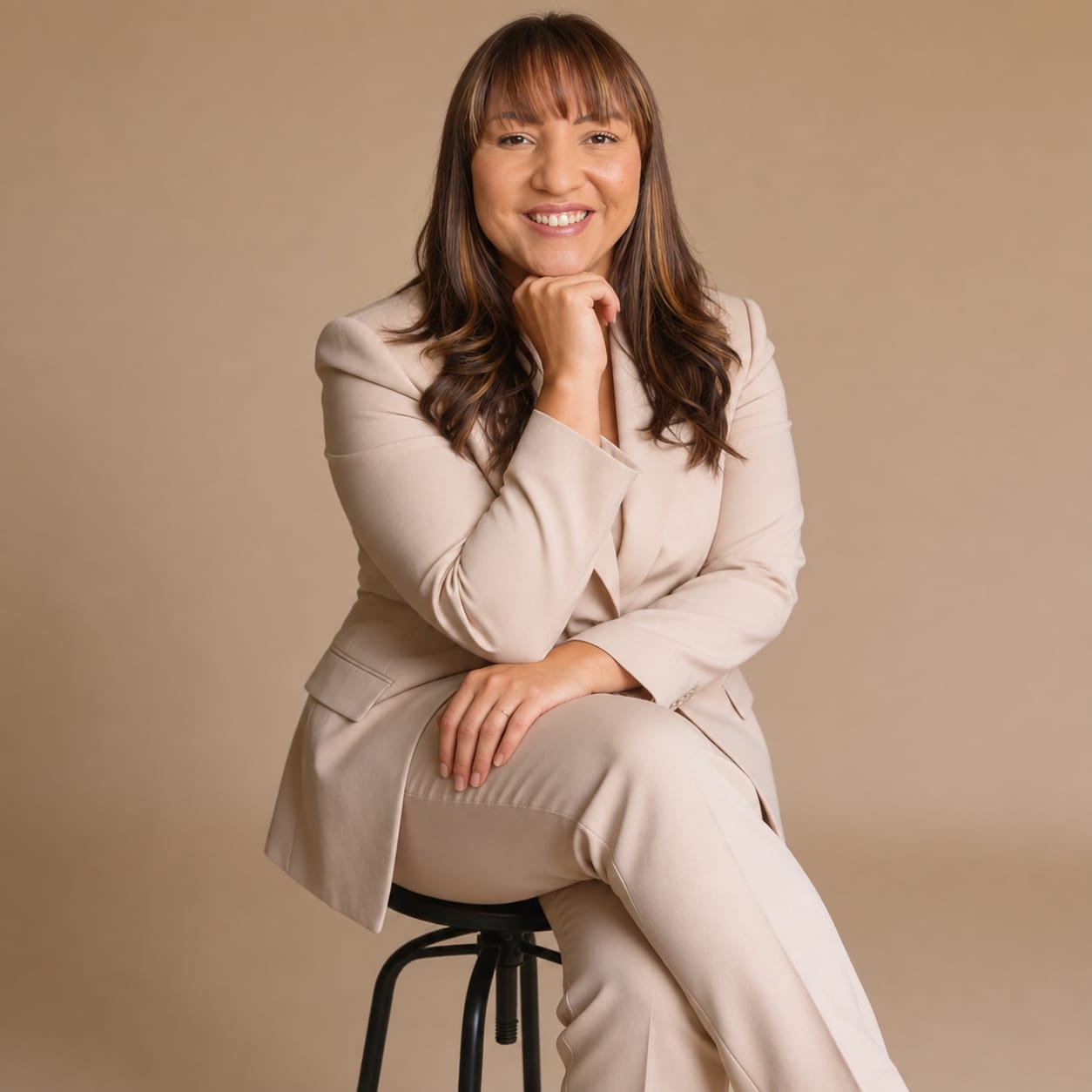 Manuela Maia sorrindo, retrato profissional da psicóloga